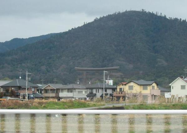 遠くから見た大神神社