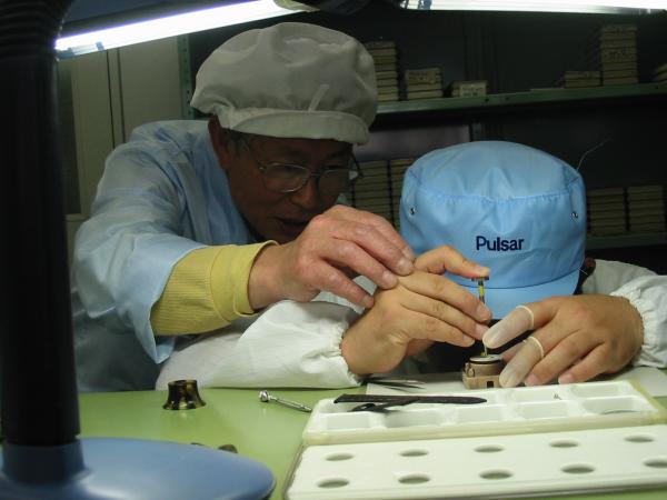 真剣に時計を組み立てます